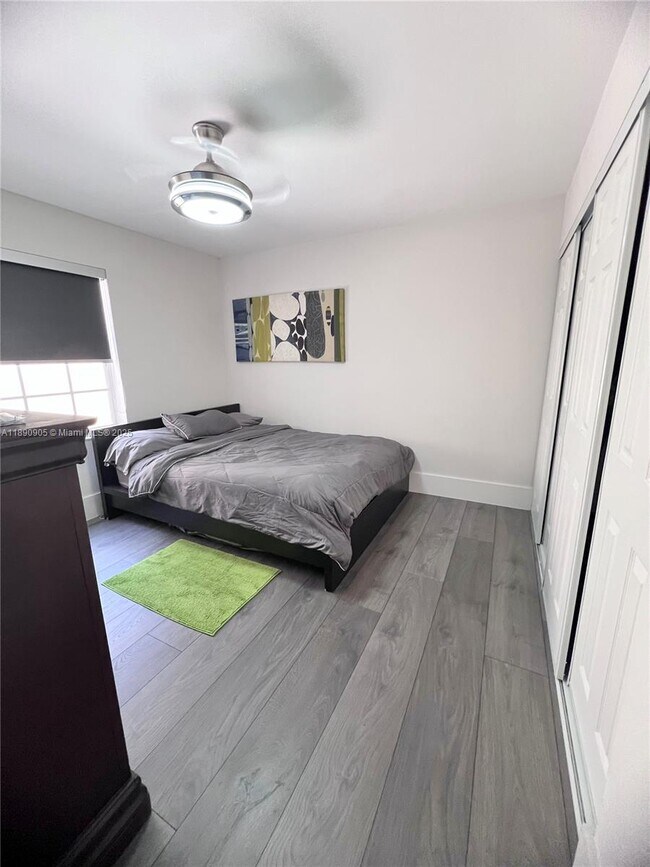 Building Photo - 1371 Bayview Cir