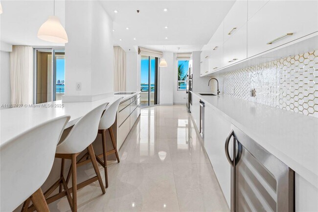 Building Photo - 808 Brickell Key Dr
