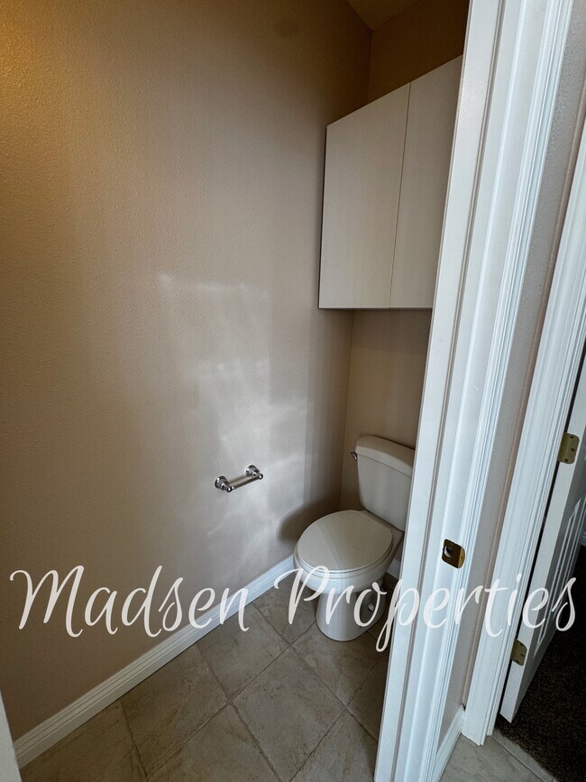 Building Photo - 121 Hart Ln