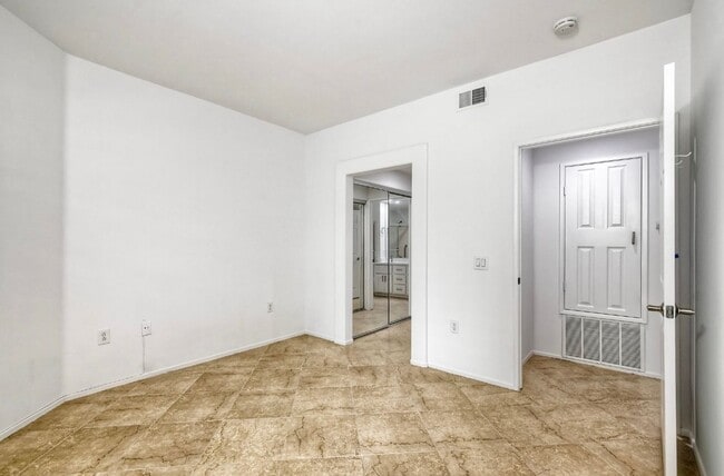 Building Photo - Newly Remodeled - Stunning 2 Bedroom, 2 Ba...