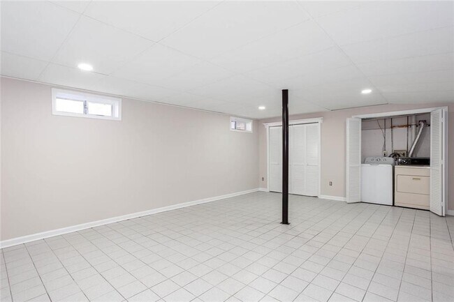 Building Photo - 4049 Leicester Dr NE