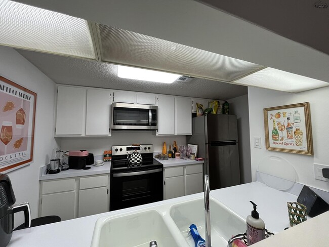 Building Photo - 2100 Santa Fe St