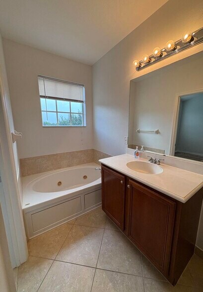Building Photo - 129 E Bay Cedar Cir