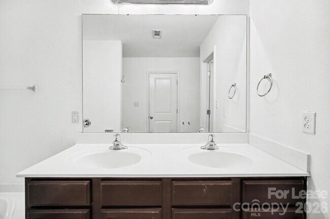 Building Photo - 4937 Broad Leaf Ct