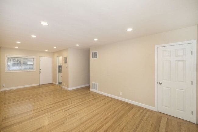 Building Photo - 691 Roble Ave