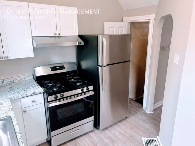 Building Photo - 2BR/1BA Apartment with Spacious Living roo...