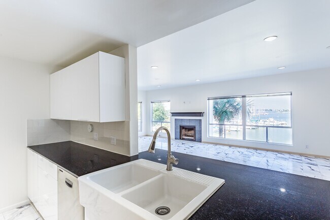 Building Photo - 1302 Marina Bay Dr