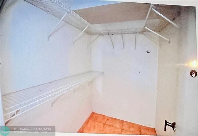 Building Photo - 3300 NE 10th Terrace