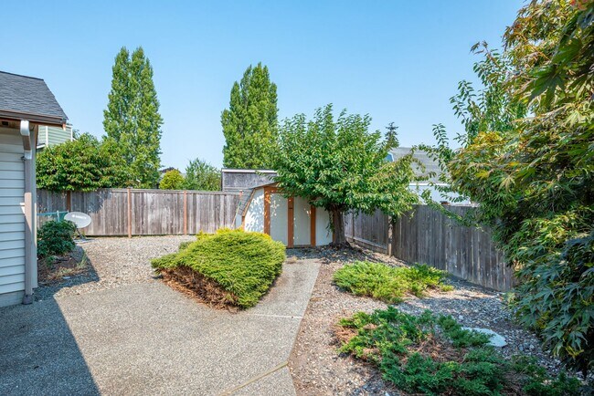 Building Photo - 418 SW Erie Cir