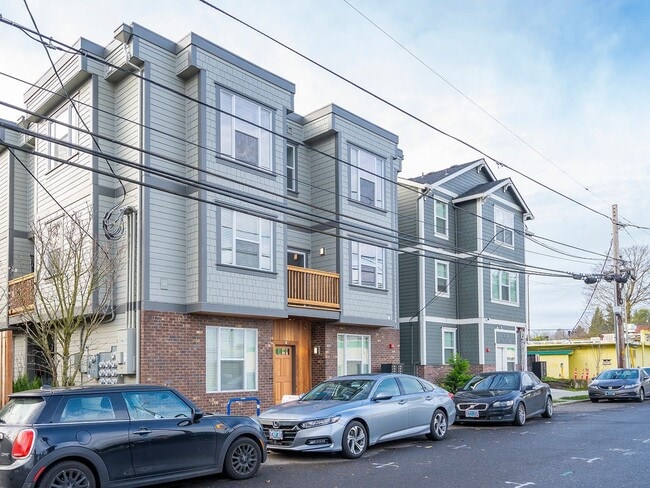 Building Photo - 436 NE Stafford St
