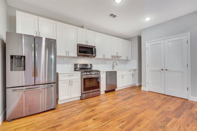 Building Photo - 725 Sip St