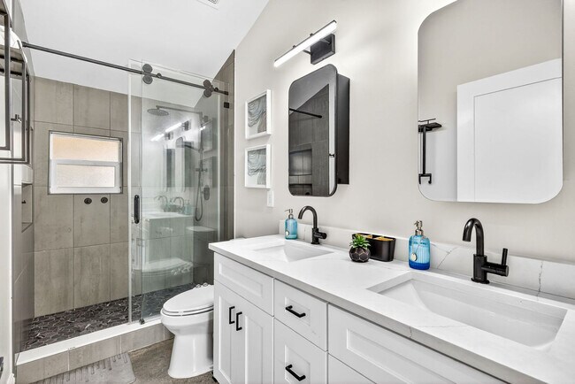 Building Photo - 319 Brentwood Dr