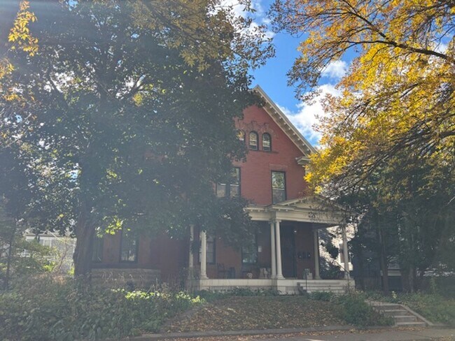 Building Photo - 462 Holly Ave