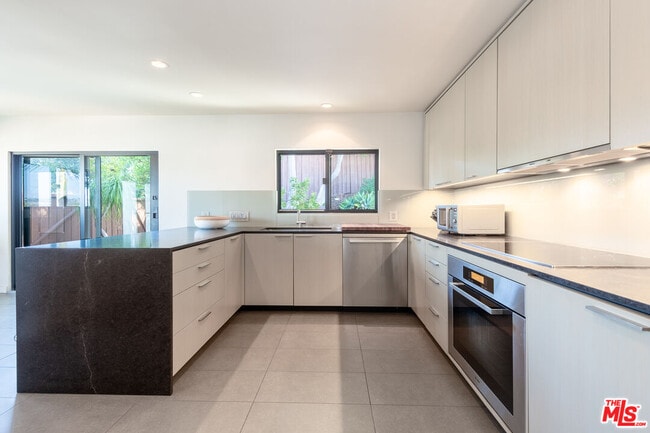 Building Photo - 1860 Lucile Ave