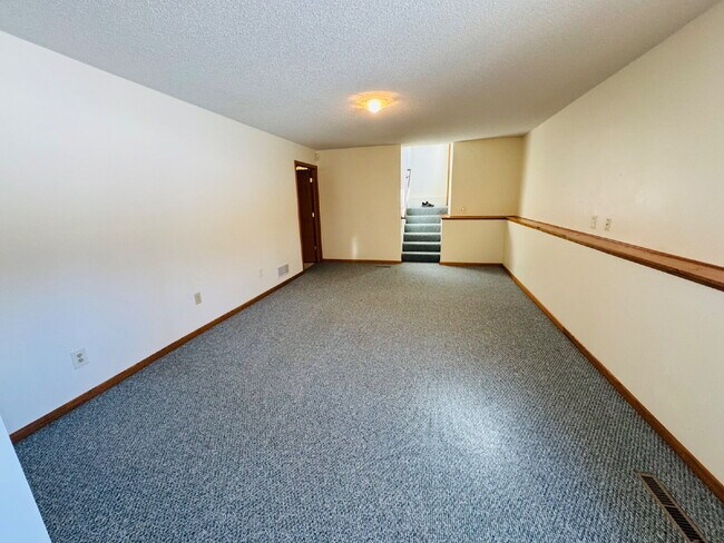 Building Photo - Charming Chaska Retreat: Spacious Single Family Homer 3-Bedroom 2.5 Bathroom Home with Finished B...