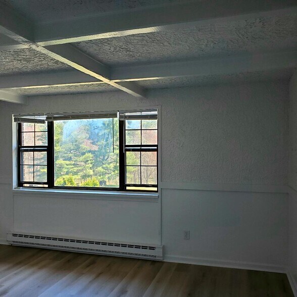 Building Photo - 49 Spencer Rd