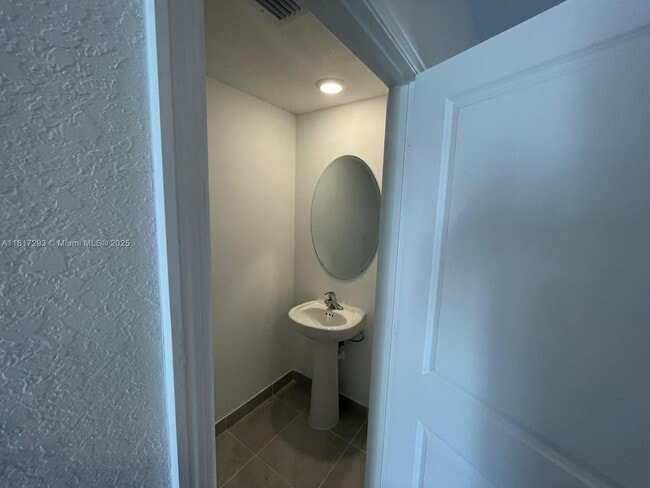 Building Photo - 805 NE 211th St