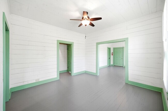 Building Photo - 313 S Blackwell St