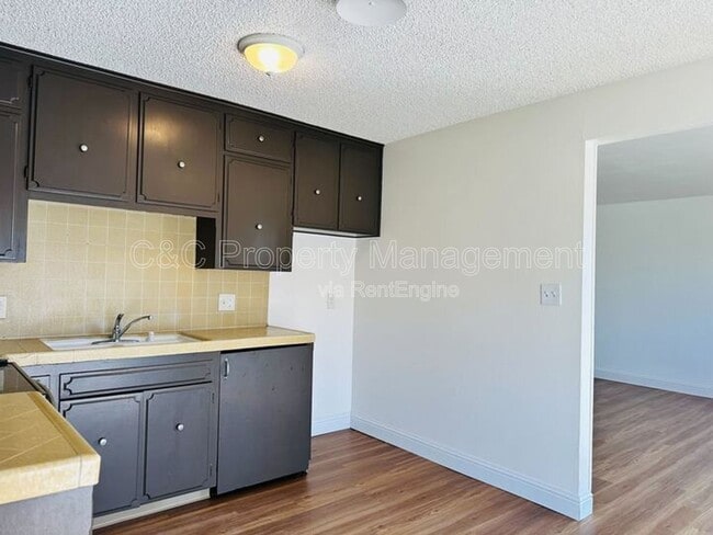 Building Photo - 1668 W Ashlan Ave