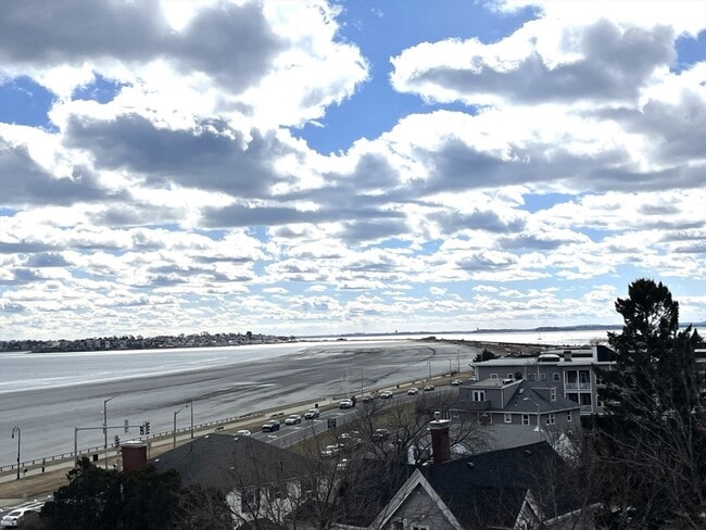 Building Photo - 300 Lynn Shore Dr