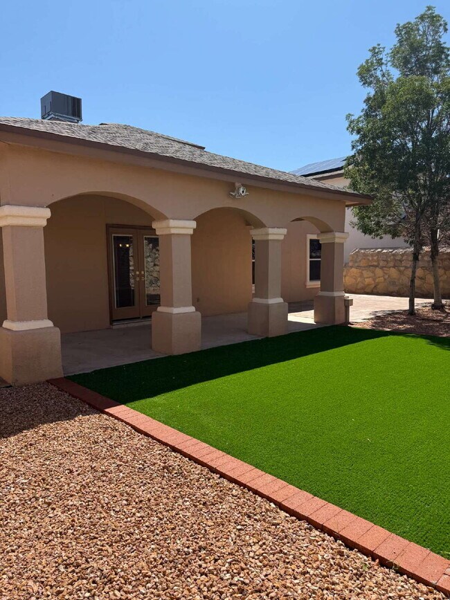 Building Photo - "Spacious 4-Bedroom Oasis with Granite Kit...