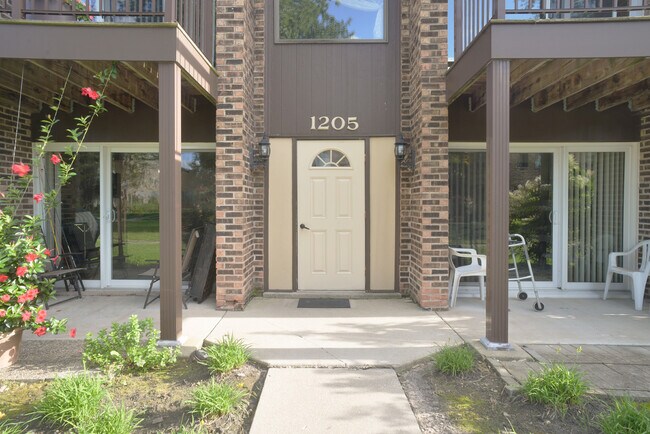 Primary Photo - 1205 Pleasant Run Dr