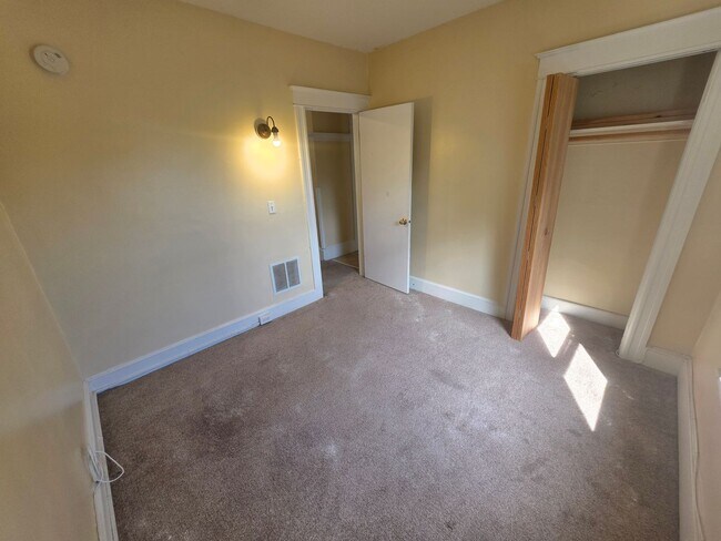 Building Photo - 35 Manitou Ave
