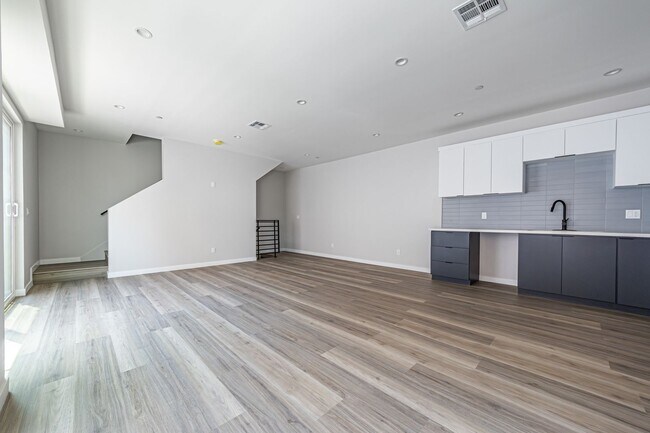 Building Photo - Designer-inspired, tri-level townhome offe...