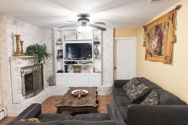 Building Photo - Sophisticated 4 bedroom Home in Coram for rent.