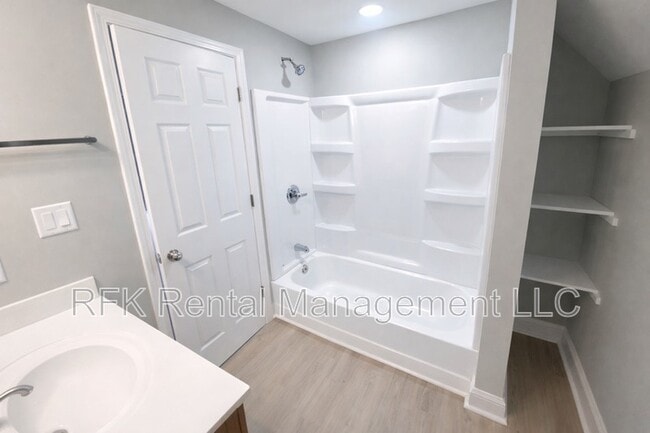 Building Photo - 2224 Langley Ave