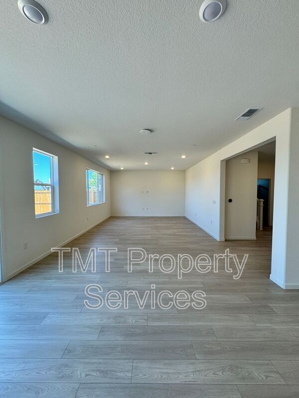 Building Photo - 1372 Redford Wy