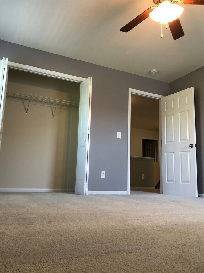 Building Photo - Stunning 3 bedroom, 2 1/2 bath 2 story home