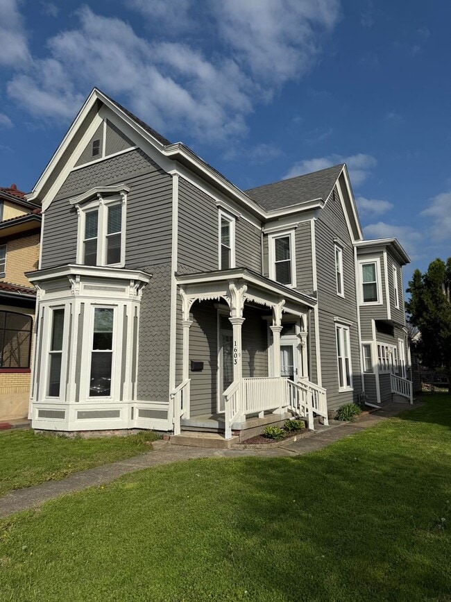 Building Photo - 1603 E Oak St