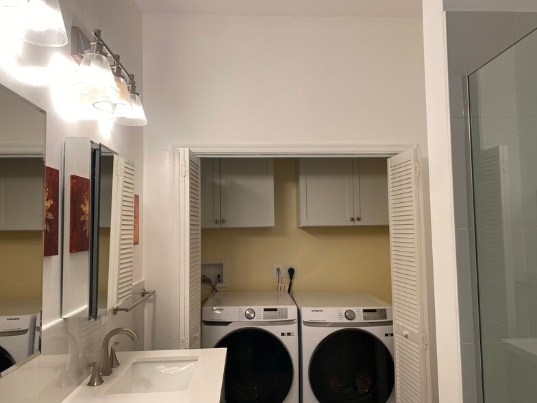 Primary Suite Washer/Dryer - 3420 Purdue St