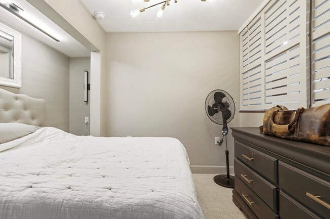 Building Photo - 215 Live Oak Ave E