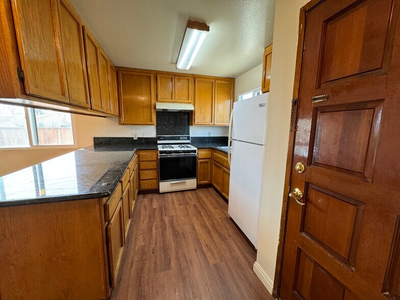 Building Photo - 918 W San Marino Ave