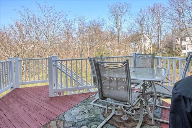 Building Photo - Extremely well maintained END UNIT townhouse in Ballenger creek available before the holidays!