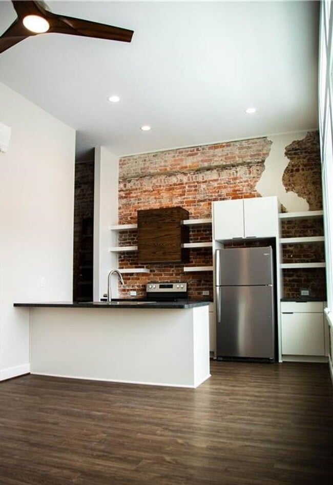Building Photo - One Bedroom Apartment