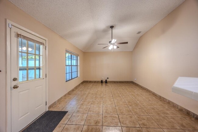 Building Photo - 1425 Longhorn Dr
