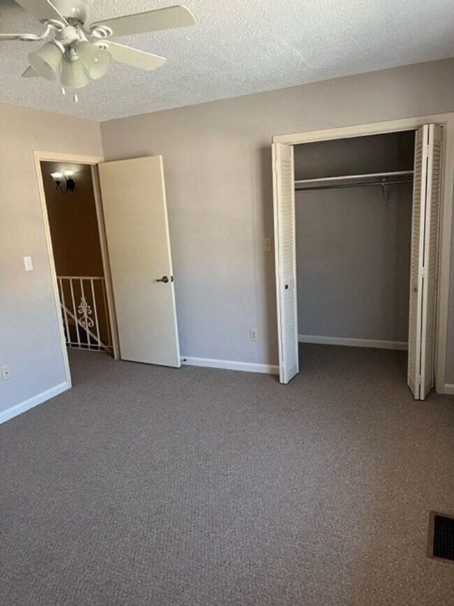 Building Photo - 165 Fox Run