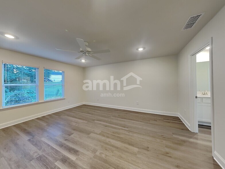 Building Photo - 870 Jubilation St