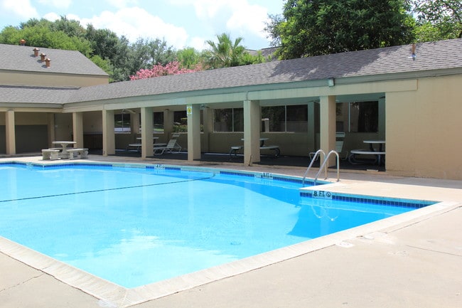 Building Photo - Woods of Brookhollow