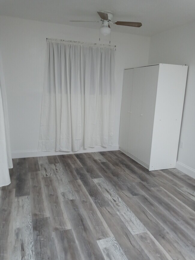 Living Area - 75 NE 170th St