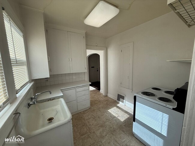 Building Photo - 211 S 16th Ave