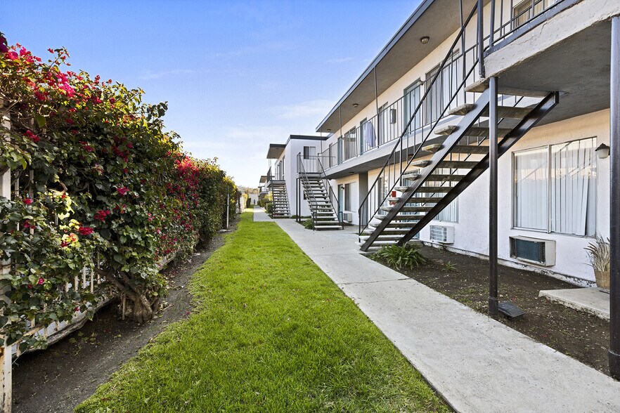 Primary Photo - Valle at 9061 Kenwood