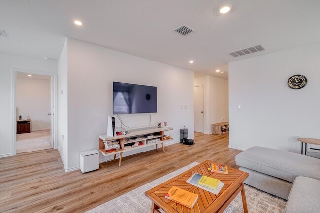 Building Photo - 2700 Schwartz Ln