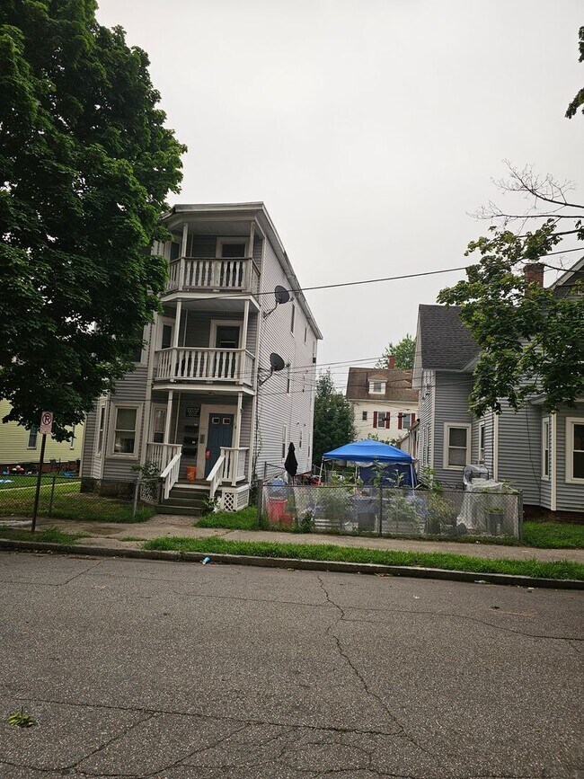 Building Photo - 106 School St