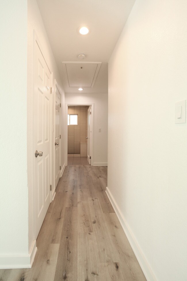 Building Photo - 405 Brooks Ave