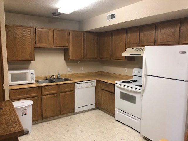 Large Kitchen - 72 880 N