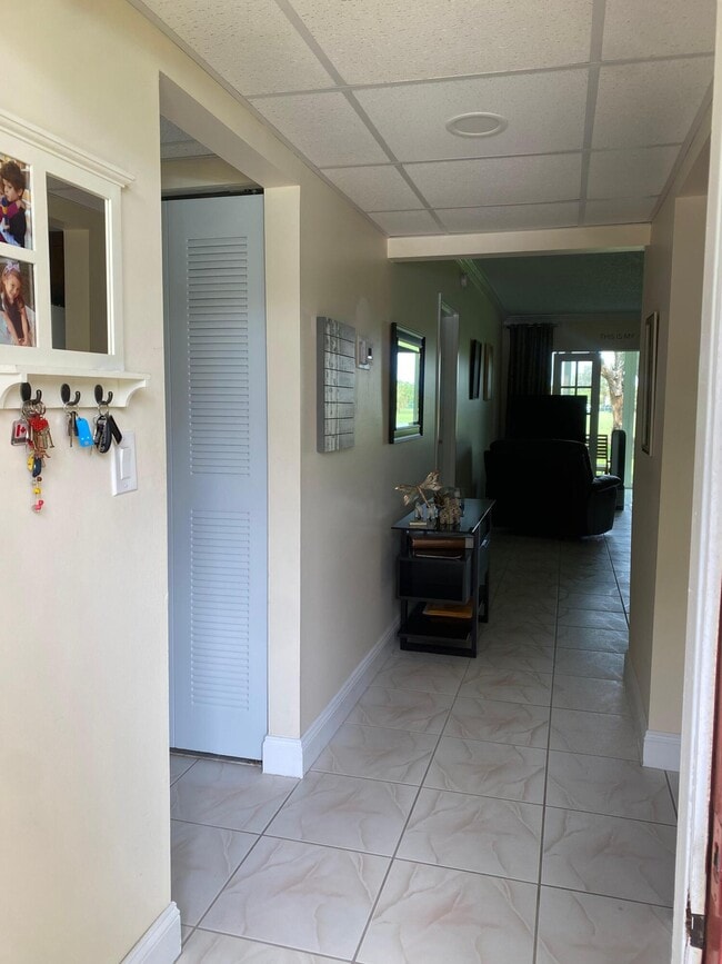 Building Photo - 1055 Country Club Dr
